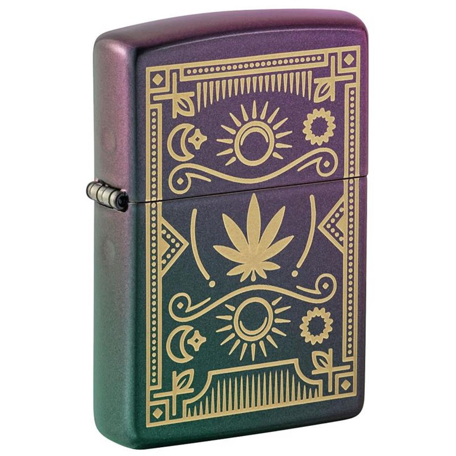 Zippo Sturmfeuerzeug Cannabis Mystik Design, geschlossen in Schrägansicht, goldenes Cannabis-Blatt mit Tarot-Symbolen auf irisierendem Lila-Grün-Finish, weißer Hintergrund